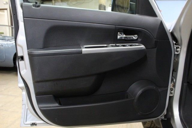 Used 2010 Jeep Liberty Limited image 16