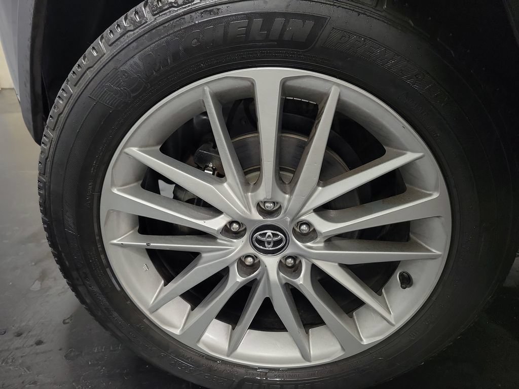 Used 2019 Toyota RAV4 LE FWD image 13