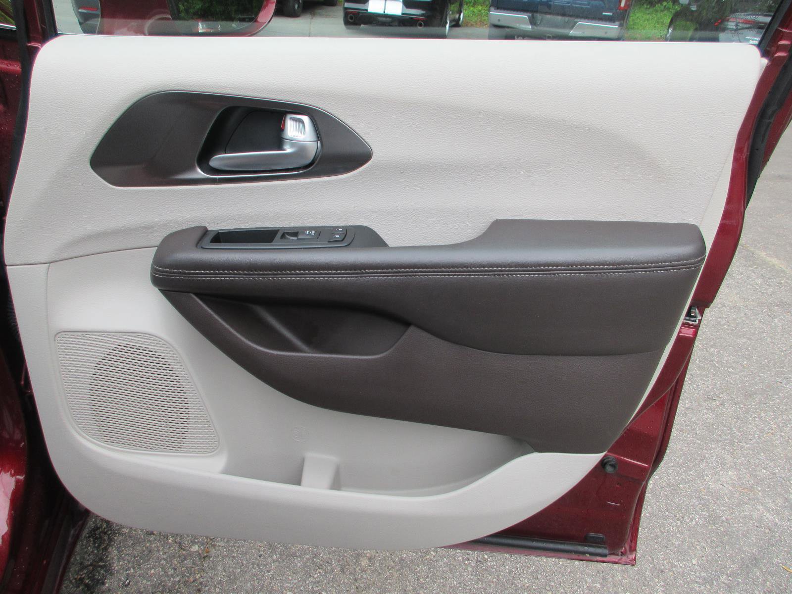 Used 2017 Chrysler Pacifica Touring-L FWD image 22