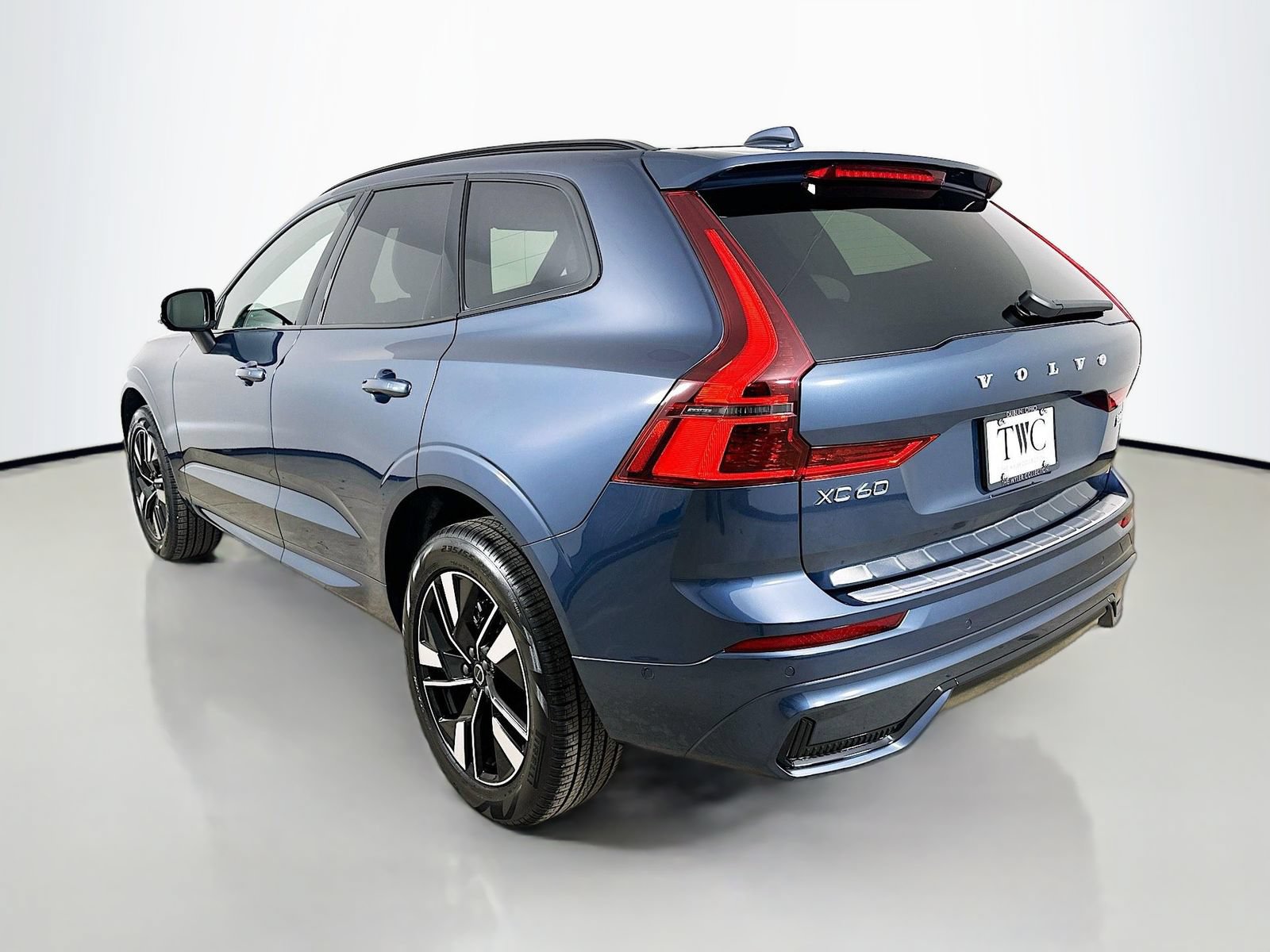 New 2026 Volvo XC60 B5 Plus w/ Protection Package Premier AWD/4WD image 7