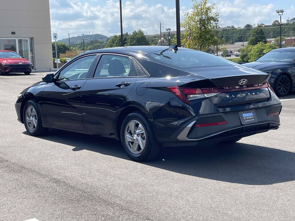 Certified 2025 Hyundai Elantra SE w/ Cargo Package FWD image 5