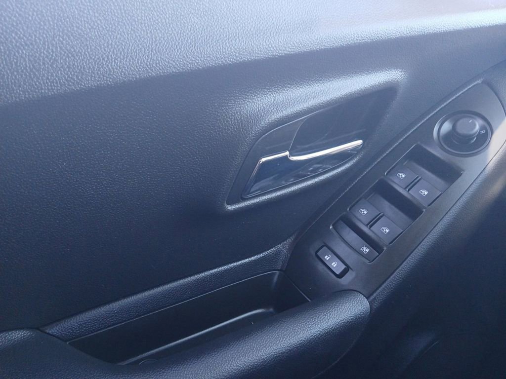 Used 2017 Chevrolet Trax LS image 21