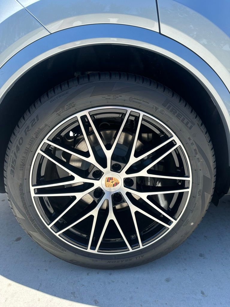 Used 2025 Porsche Cayenne Coupe image 11