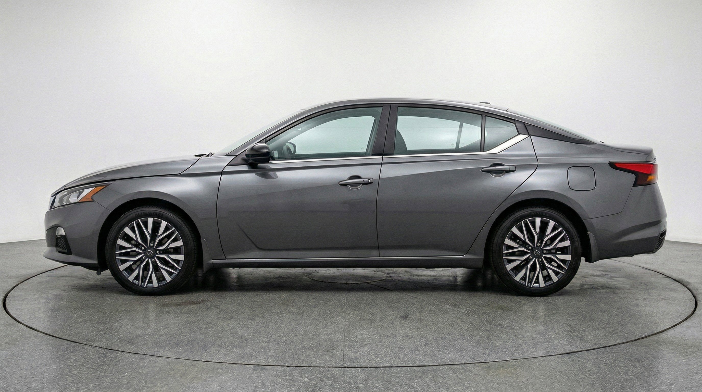 Used 2025 Nissan Altima 2.5 SV image 5