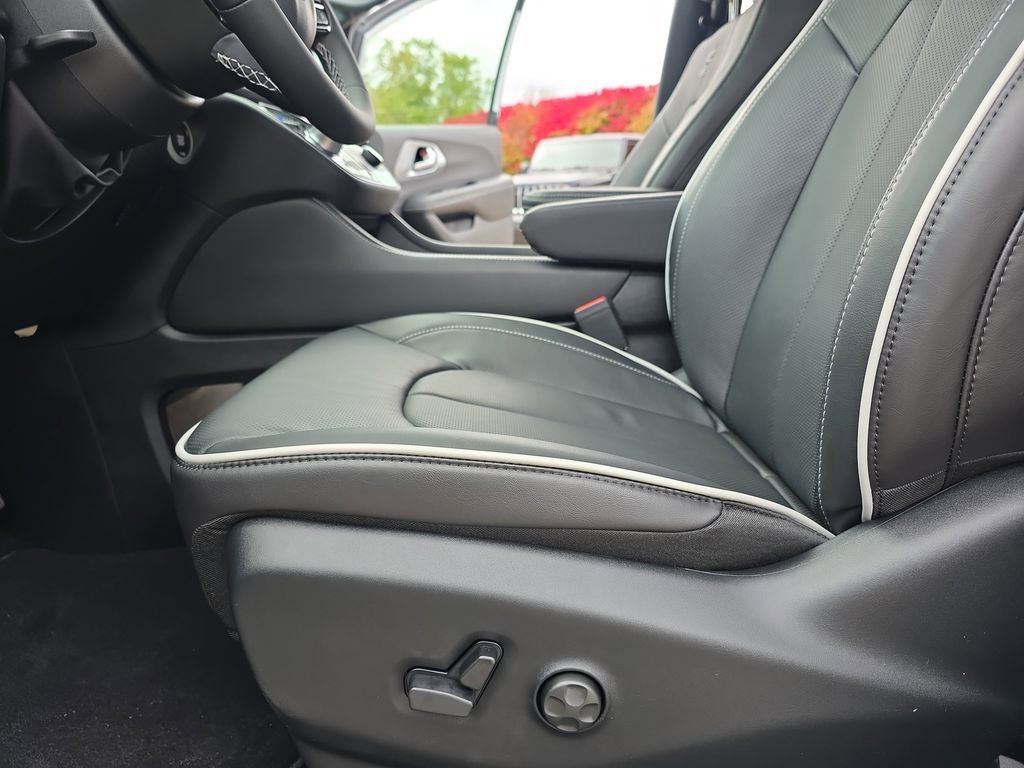 New 2026 Chrysler Pacifica Limited w/ Uconnect Theater Family Group image 32