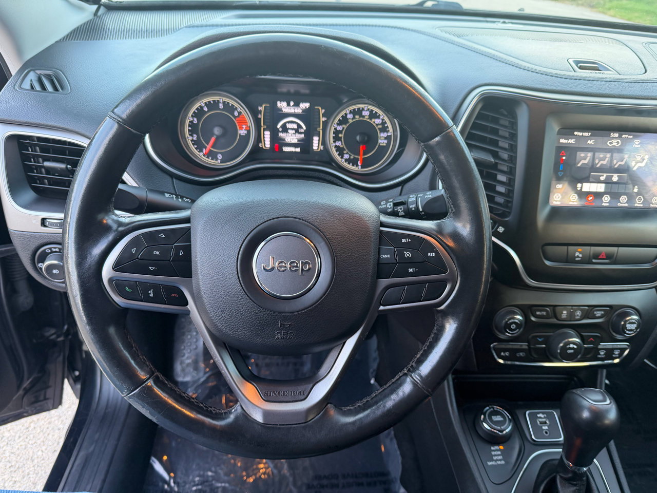 Used 2020 Jeep Cherokee Latitude Plus w/ Cold Weather Group image 16