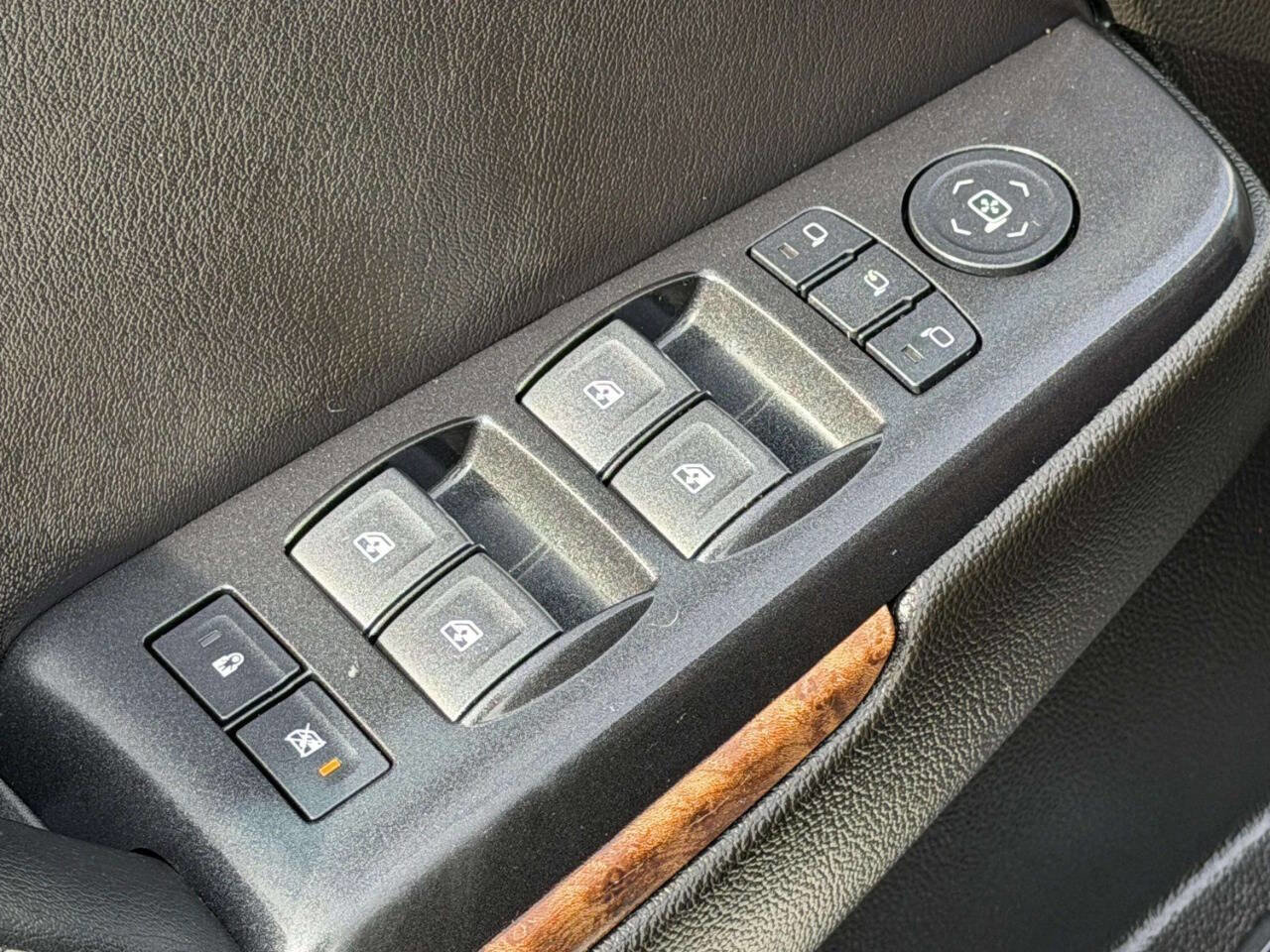 Used 2019 Chevrolet Suburban Premier w/ Premier Plus Edition image 18