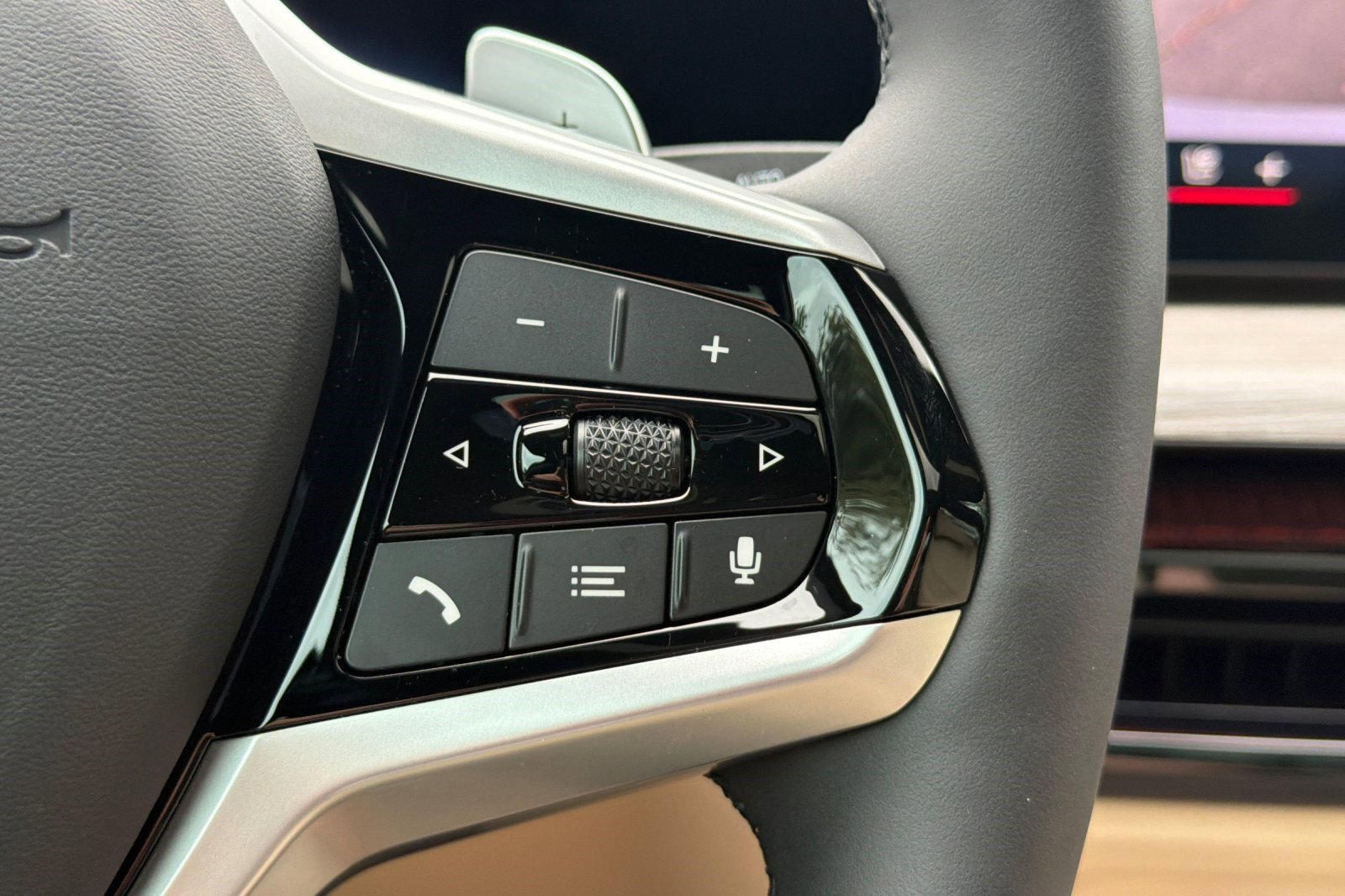 Used 2025 BMW 330i Sedan w/ Convenience Package image 31