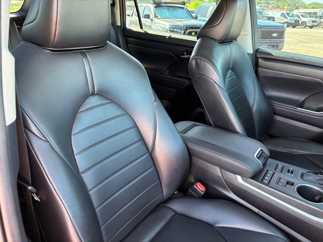 Used 2021 Toyota Highlander XLE AWD/4WD image 23