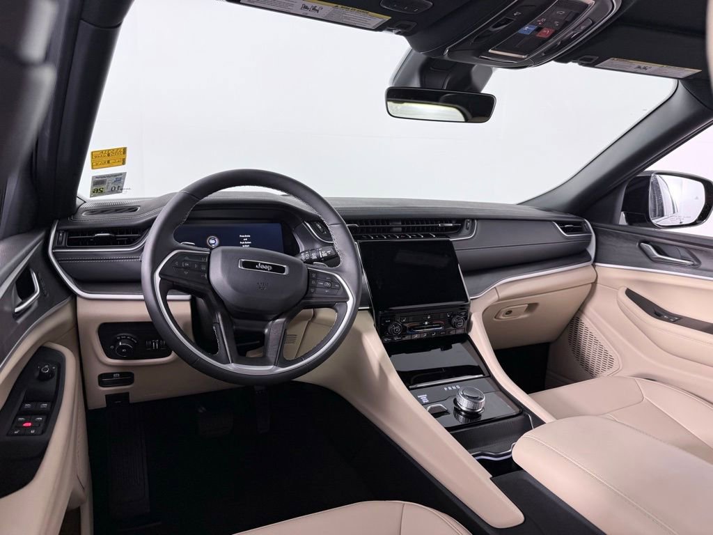 Used 2025 Jeep Grand Cherokee L Limited w/ Black Appearance Package image 19