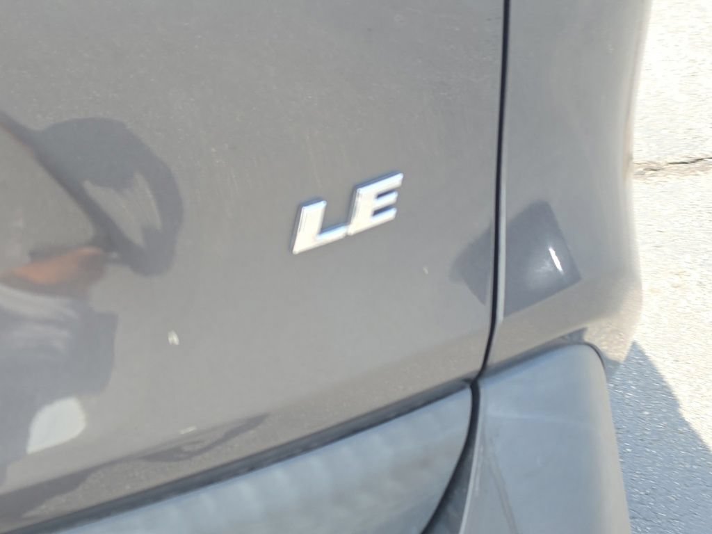 Used 2021 Toyota RAV4 LE FWD image 8