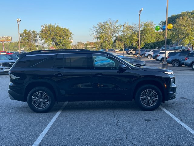 Used 2025 Chevrolet Traverse LT w/ Driver Confidence Package FWD image 4