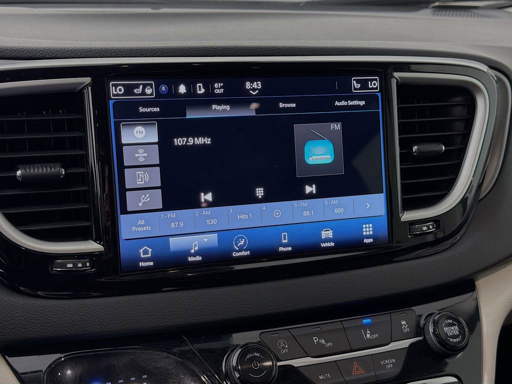 Used 2024 Chrysler Pacifica Touring-L image 16