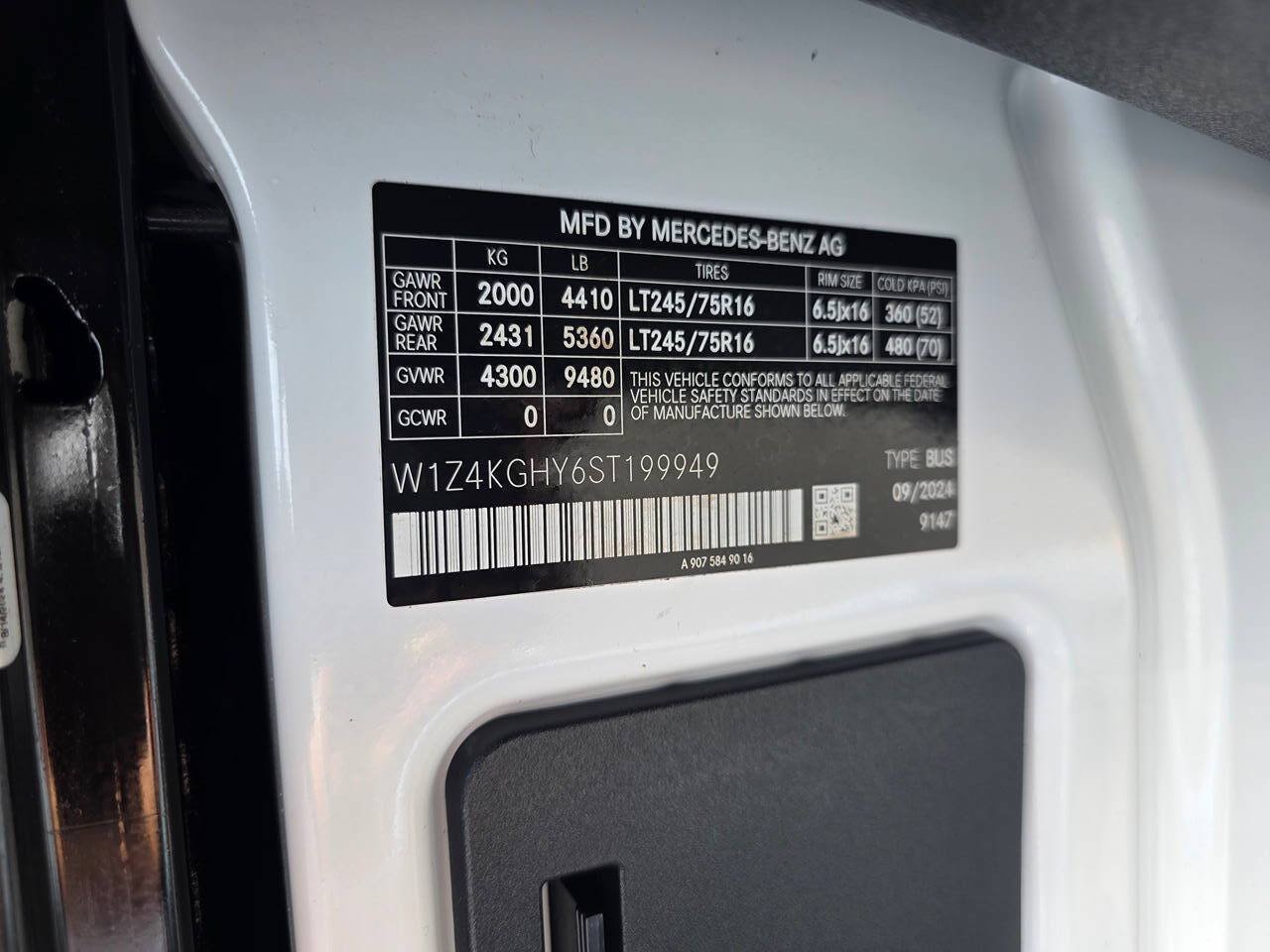 Used 2025 Mercedes-Benz Sprinter 2500 image 27