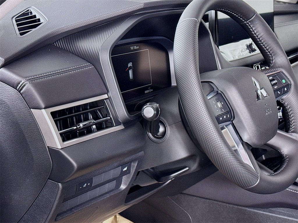 New 2025 Mitsubishi Outlander SE image 10