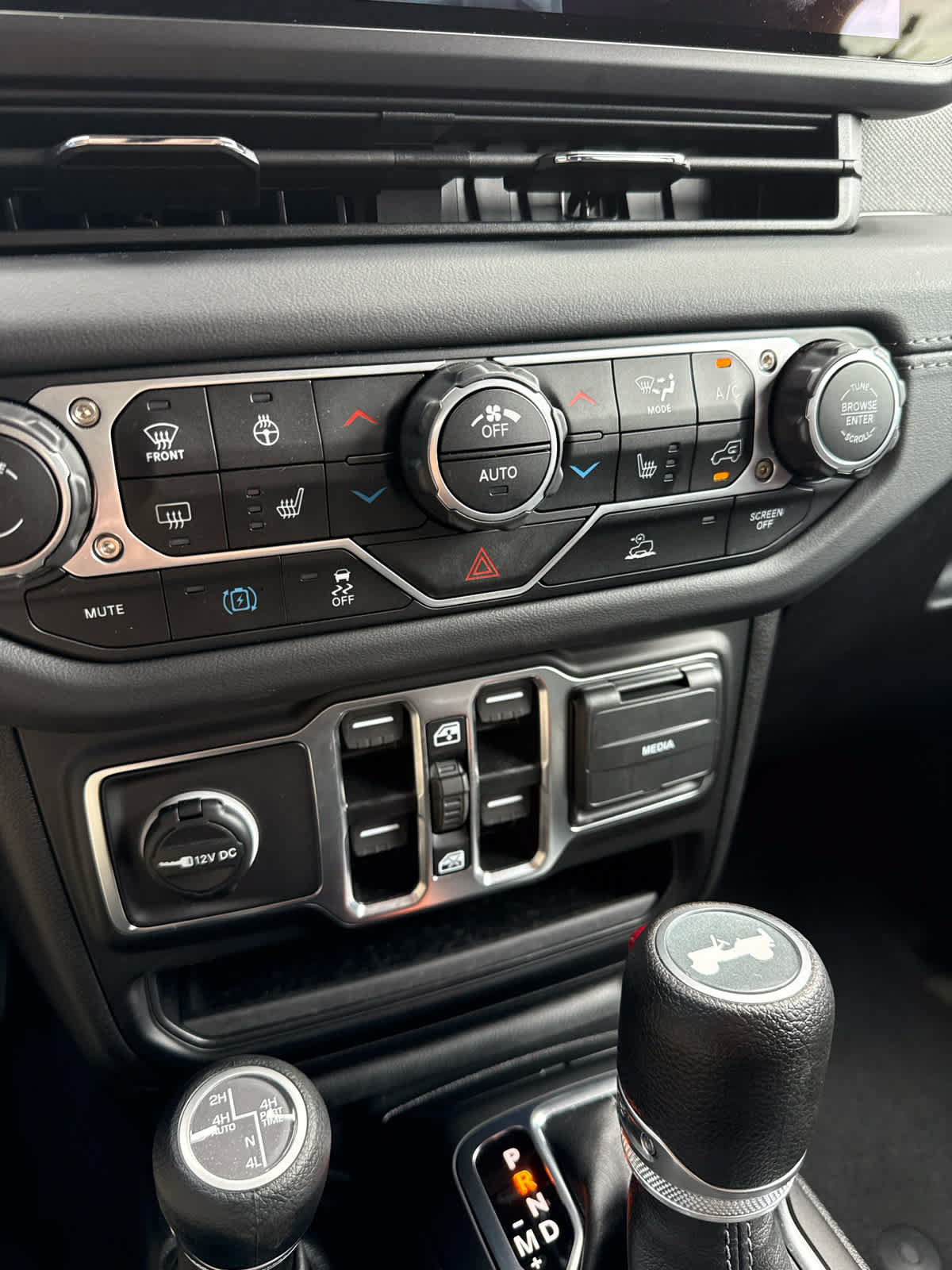 Used 2025 Jeep Wrangler Unlimited Sahara AWD/4WD image 18