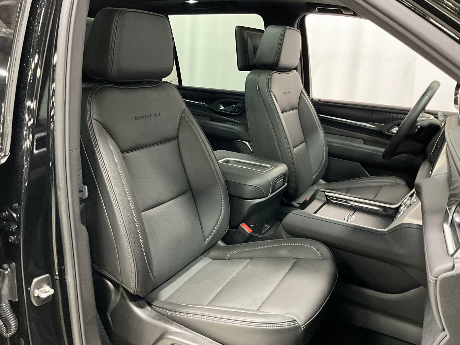 Used 2024 GMC Yukon XL Denali w/ Advanced Technology Package AWD/4WD image 9