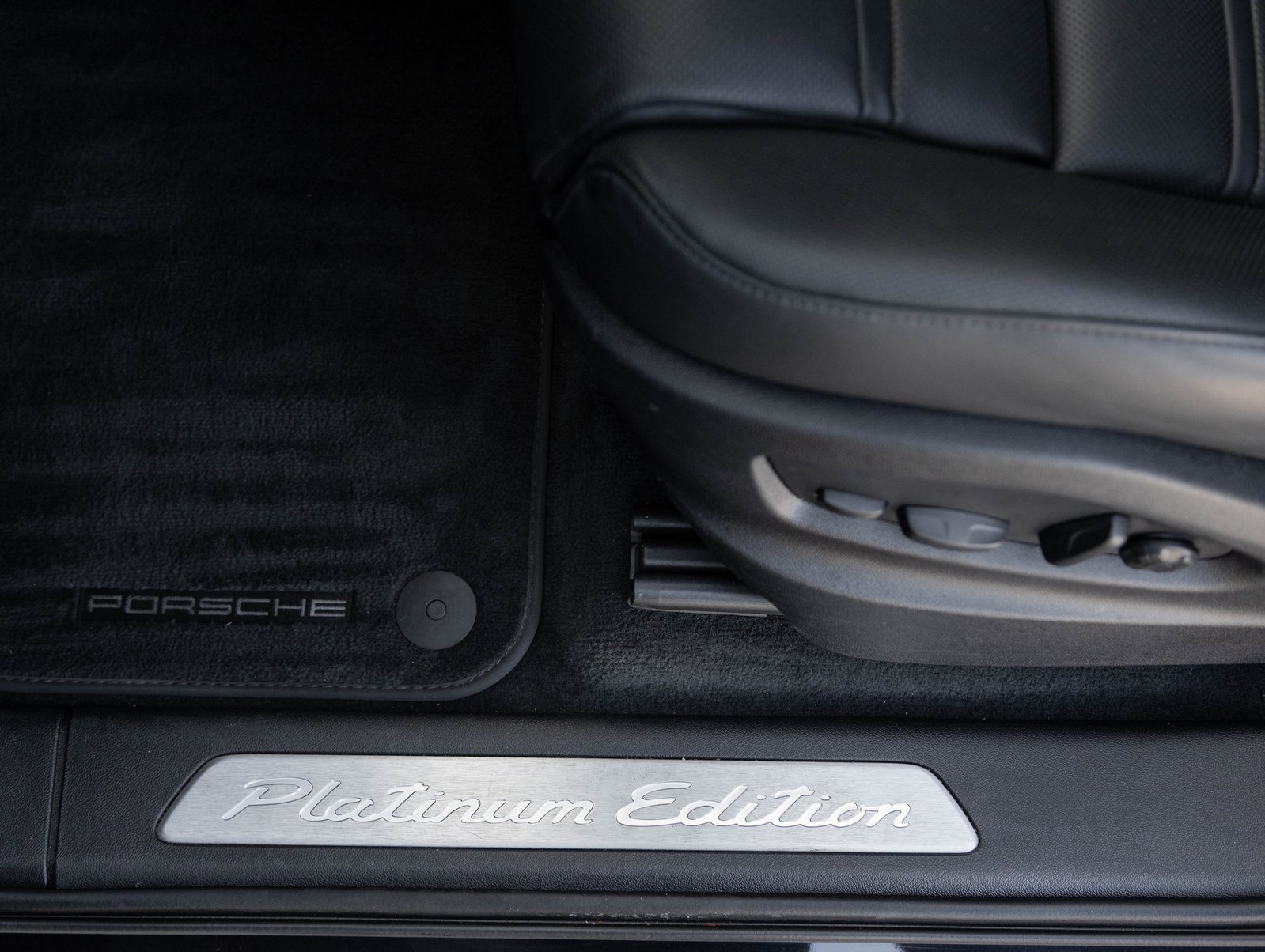 Used 2022 Porsche Cayenne Platinum Edition image 20