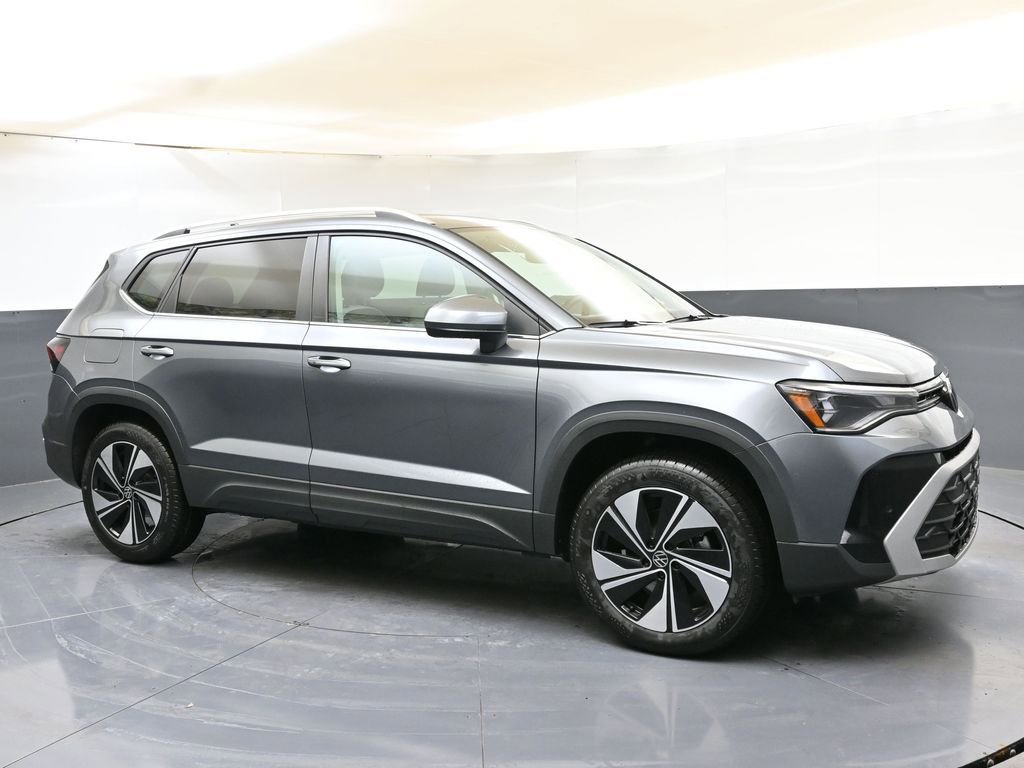 Used 2025 Volkswagen Taos SE w/ Panoramic Sunroof Package image 7