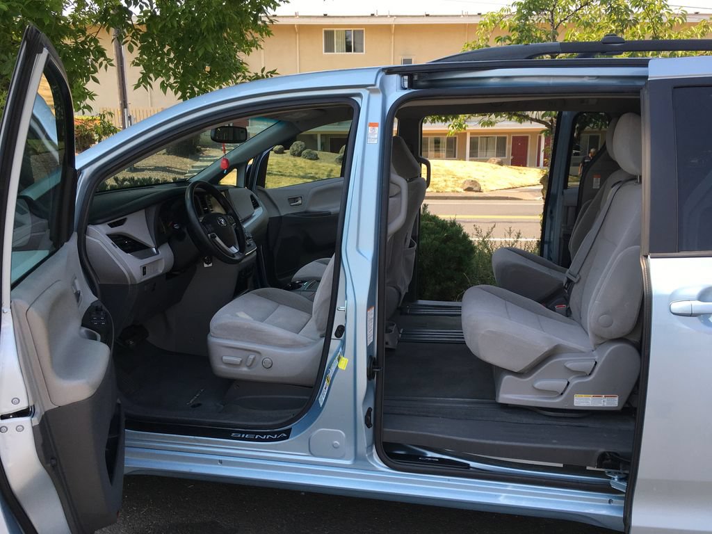 Used 2017 Toyota Sienna LE FWD image 33
