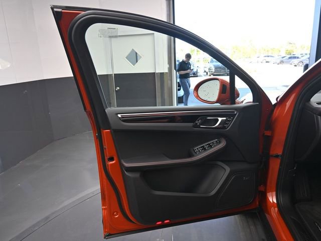 Certified 2025 Porsche Macan image 5