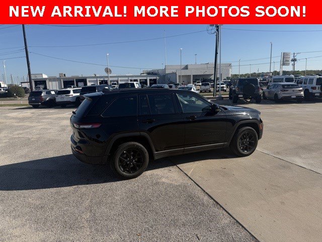Used 2025 Jeep Grand Cherokee Altitude image 3