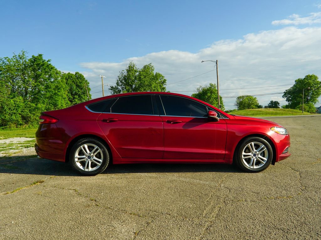 Used 2018 Ford Fusion SE w/ Fusion SE Technology Package FWD image 2