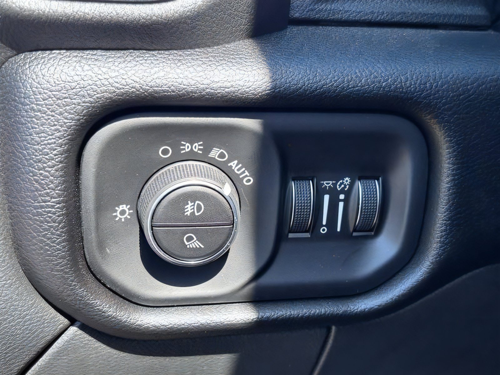 New 2026 RAM 2500 Laramie w/ Sport Appearance Package AWD/4WD image 18