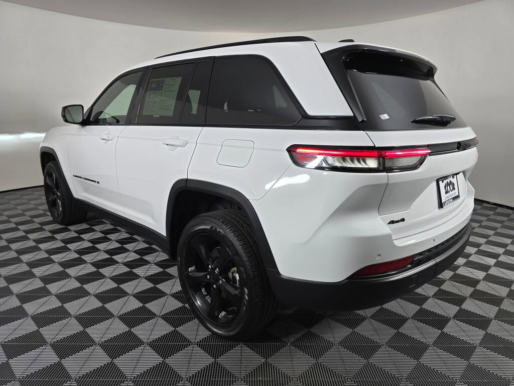 Used 2023 Jeep Grand Cherokee Altitude image 5