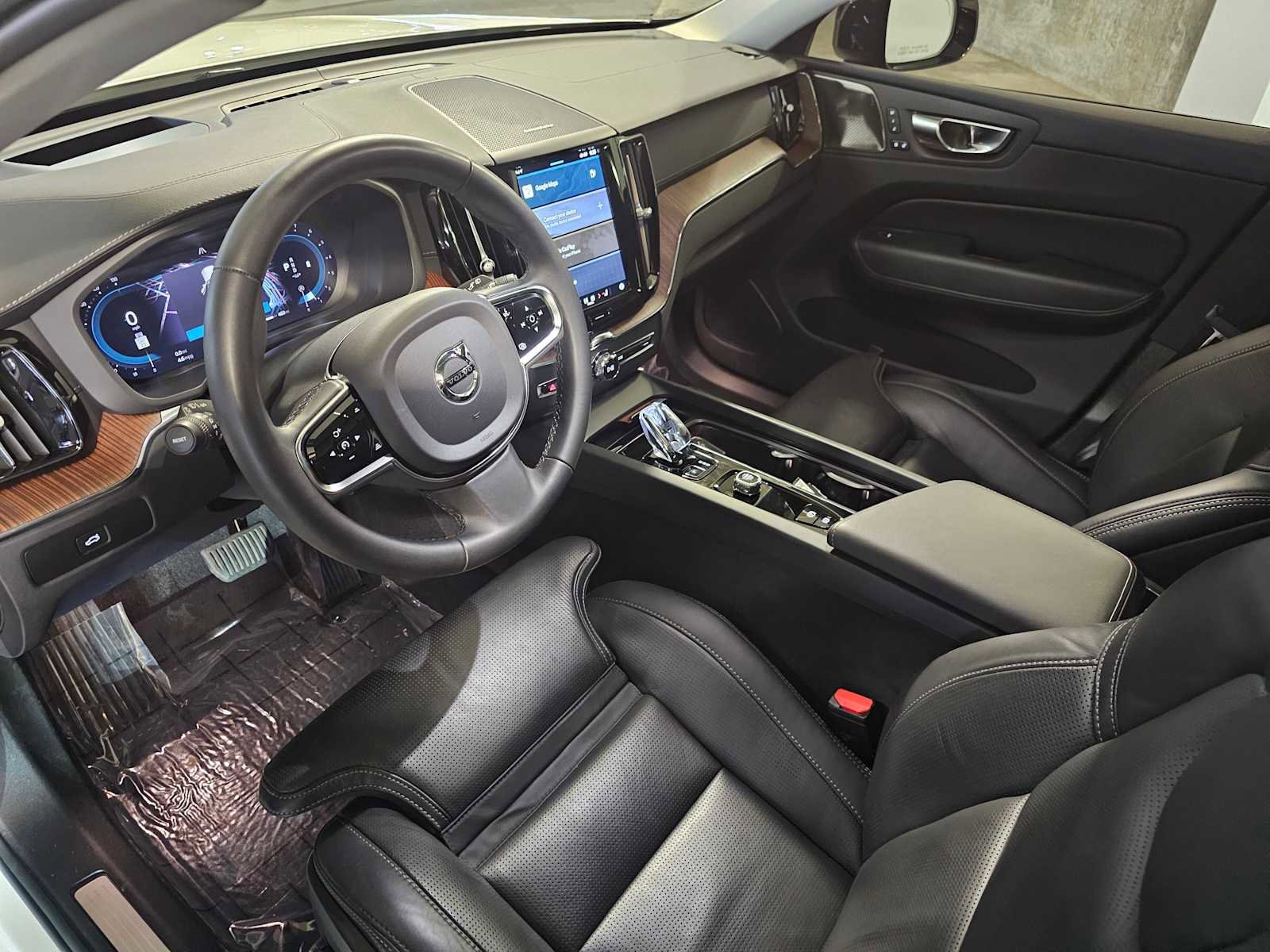 Used 2024 Volvo XC60 B5 Ultimate w/ Protection Package Premier image 2