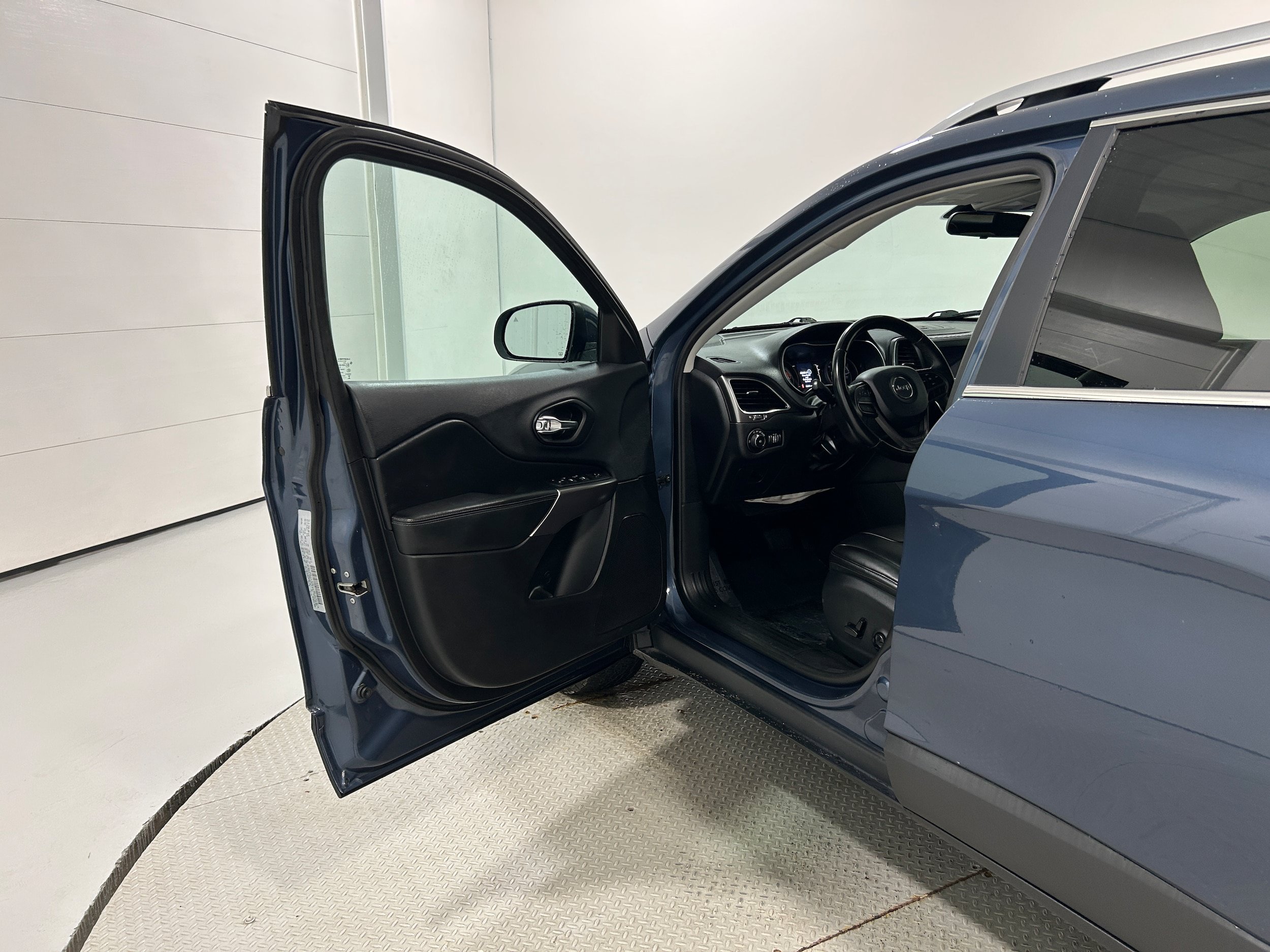 Used 2019 Jeep Cherokee Latitude Plus AWD/4WD image 26