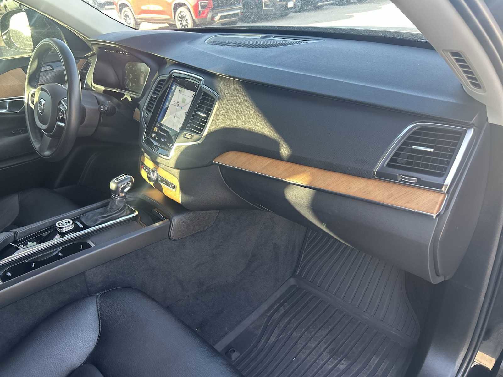 Used 2022 Volvo XC90 T6 Momentum w/ Climate Package image 30