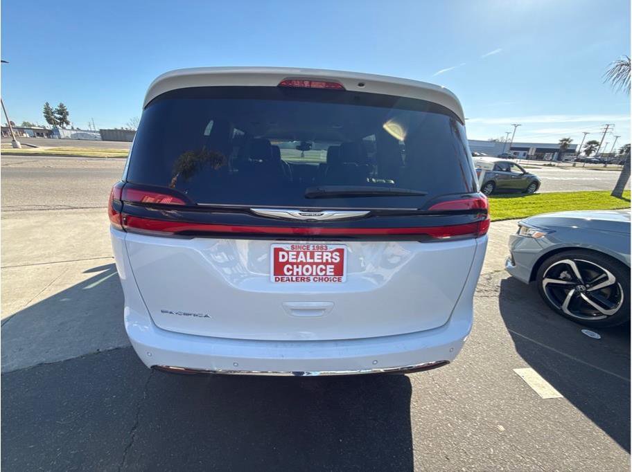 Used 2023 Chrysler Pacifica Touring-L FWD image 6