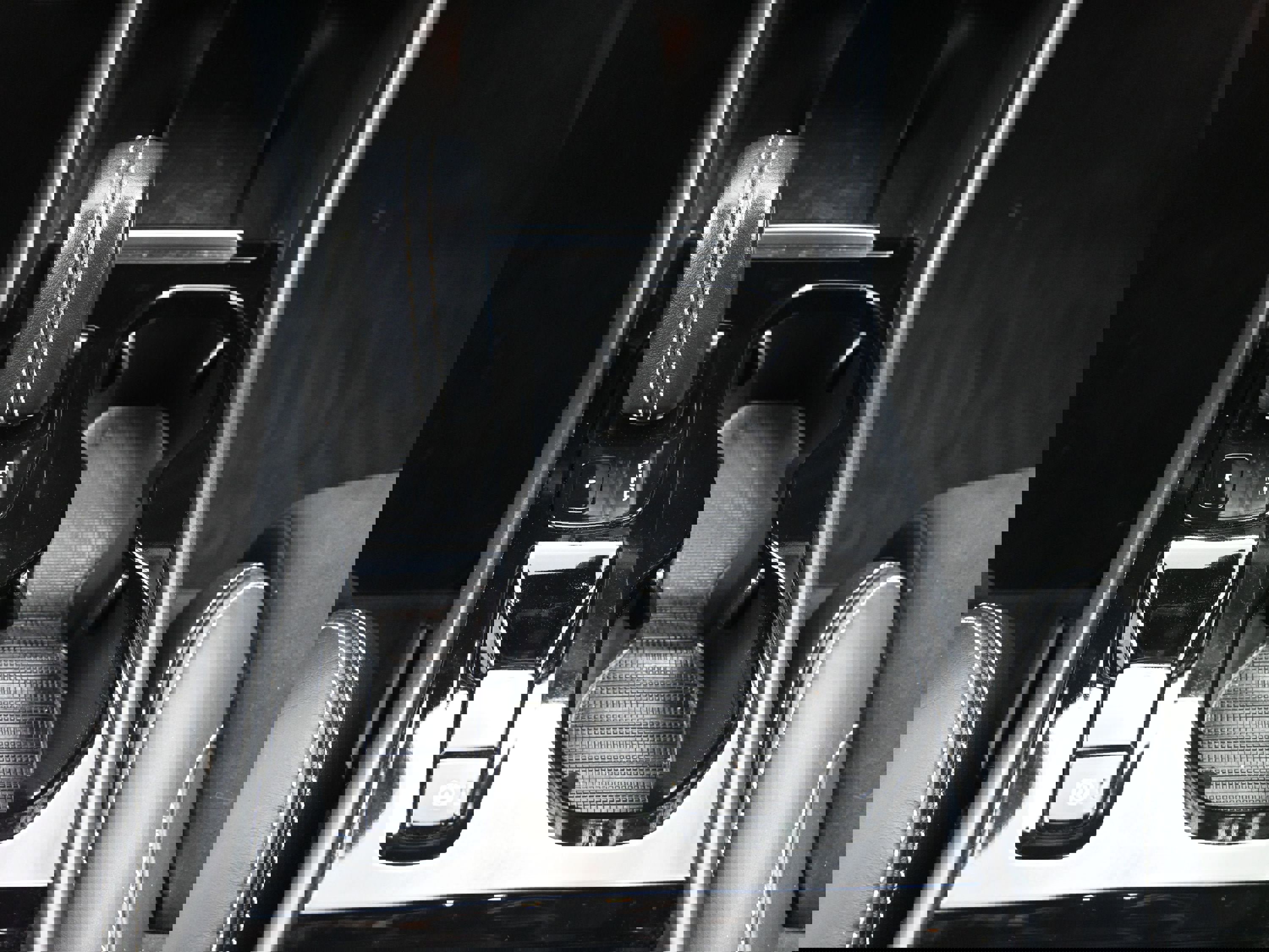 Used 2022 Volvo XC40 T5 R-Design image 15