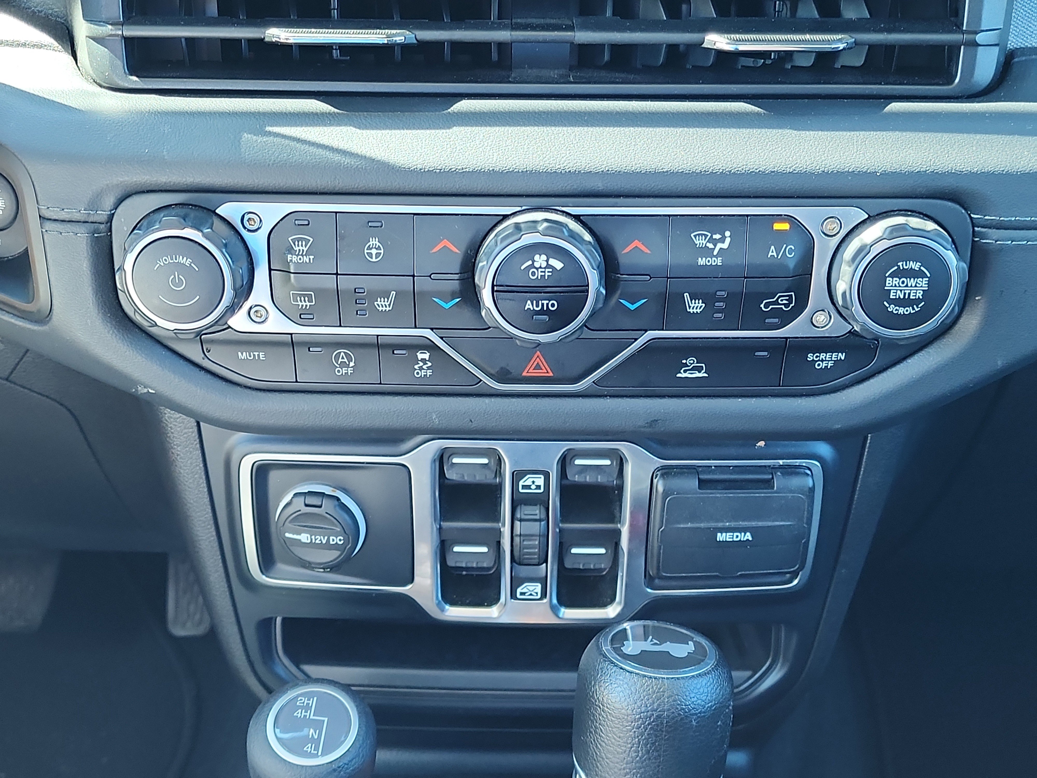 Used 2024 Jeep Wrangler Sahara image 24