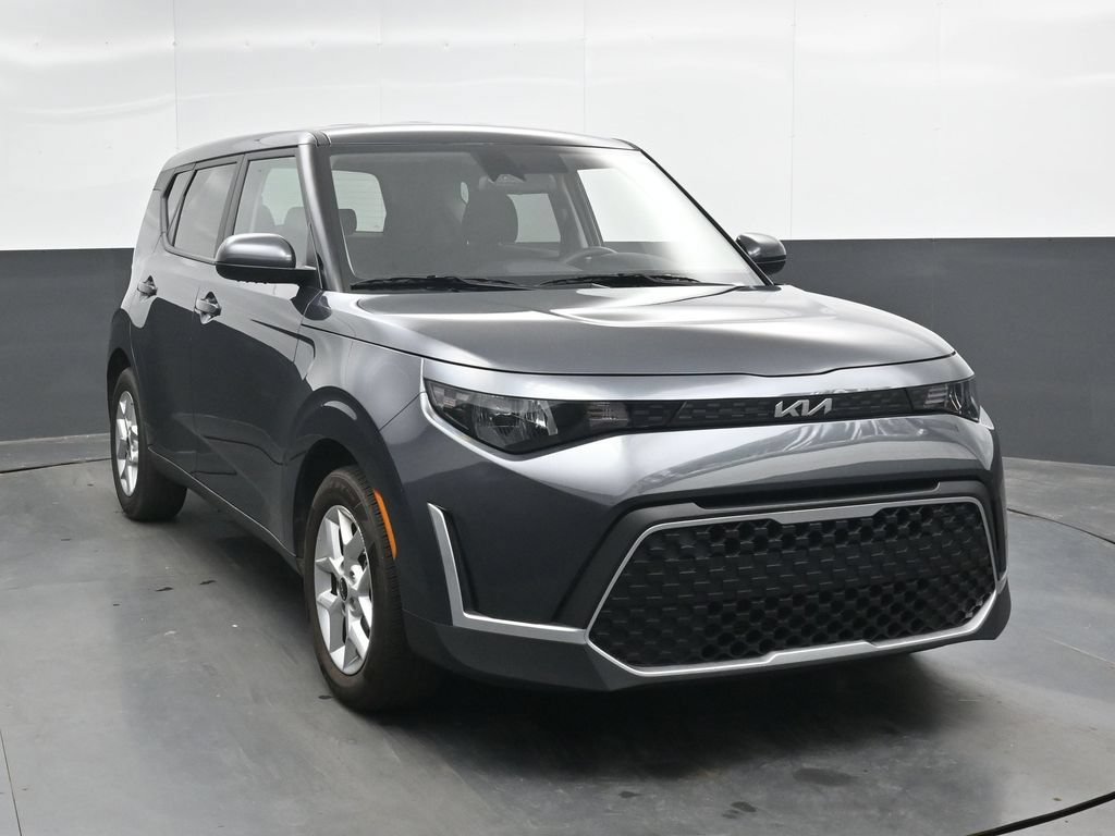 Used 2025 Kia Soul LX w/ LX Technology Package FWD image 4