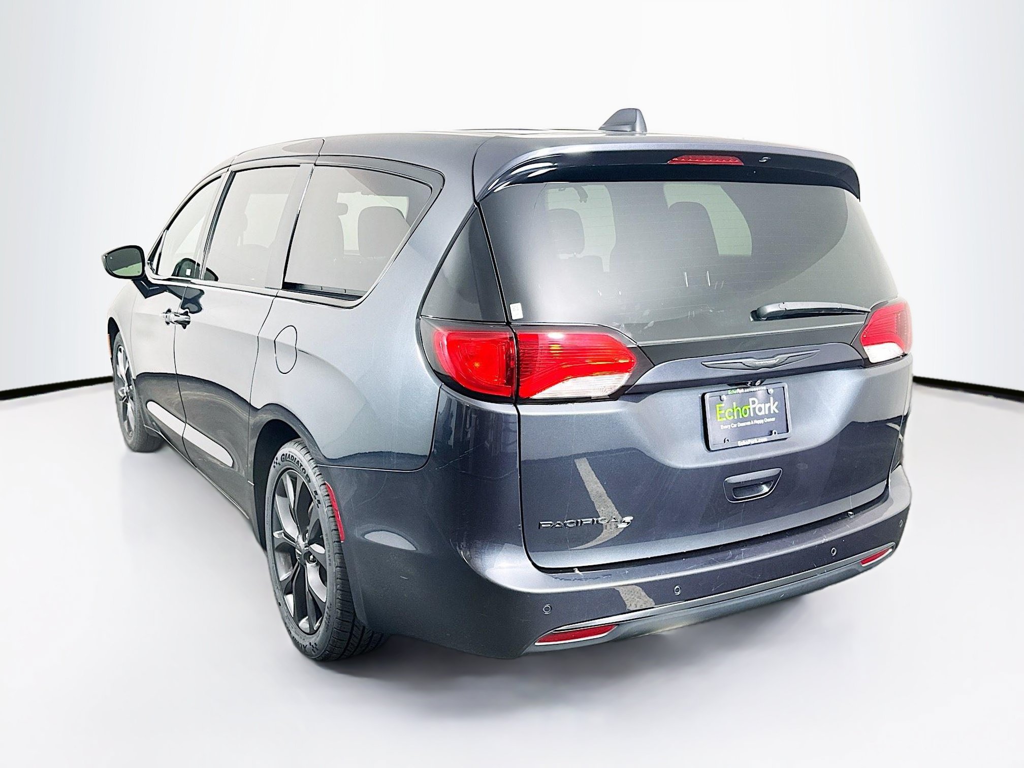 Used 2020 Chrysler Pacifica Touring w/ S Appearance Package FWD image 5