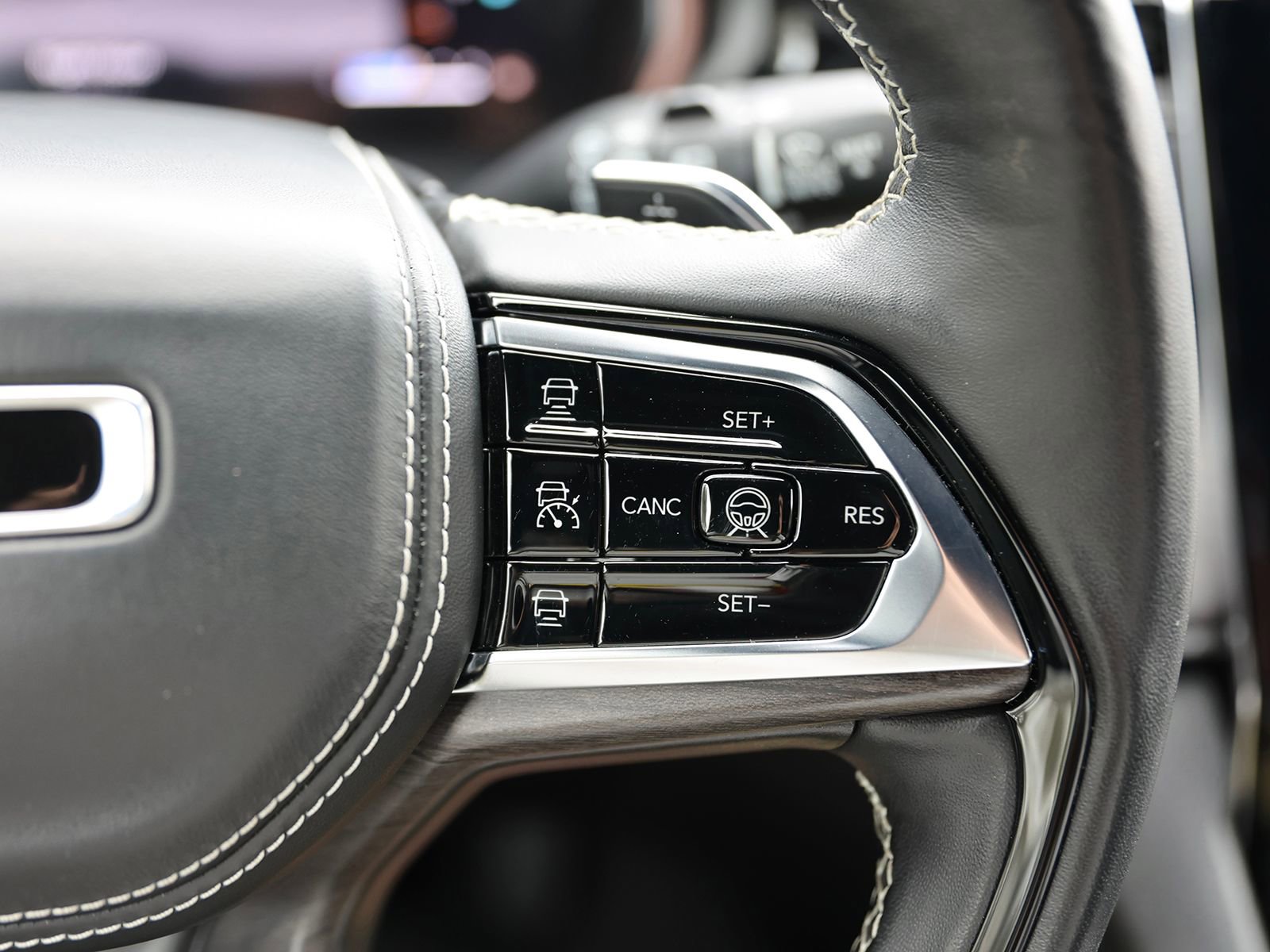 Used 2022 Jeep Grand Cherokee Overland w/ Advanced Protech Group III AWD/4WD image 45