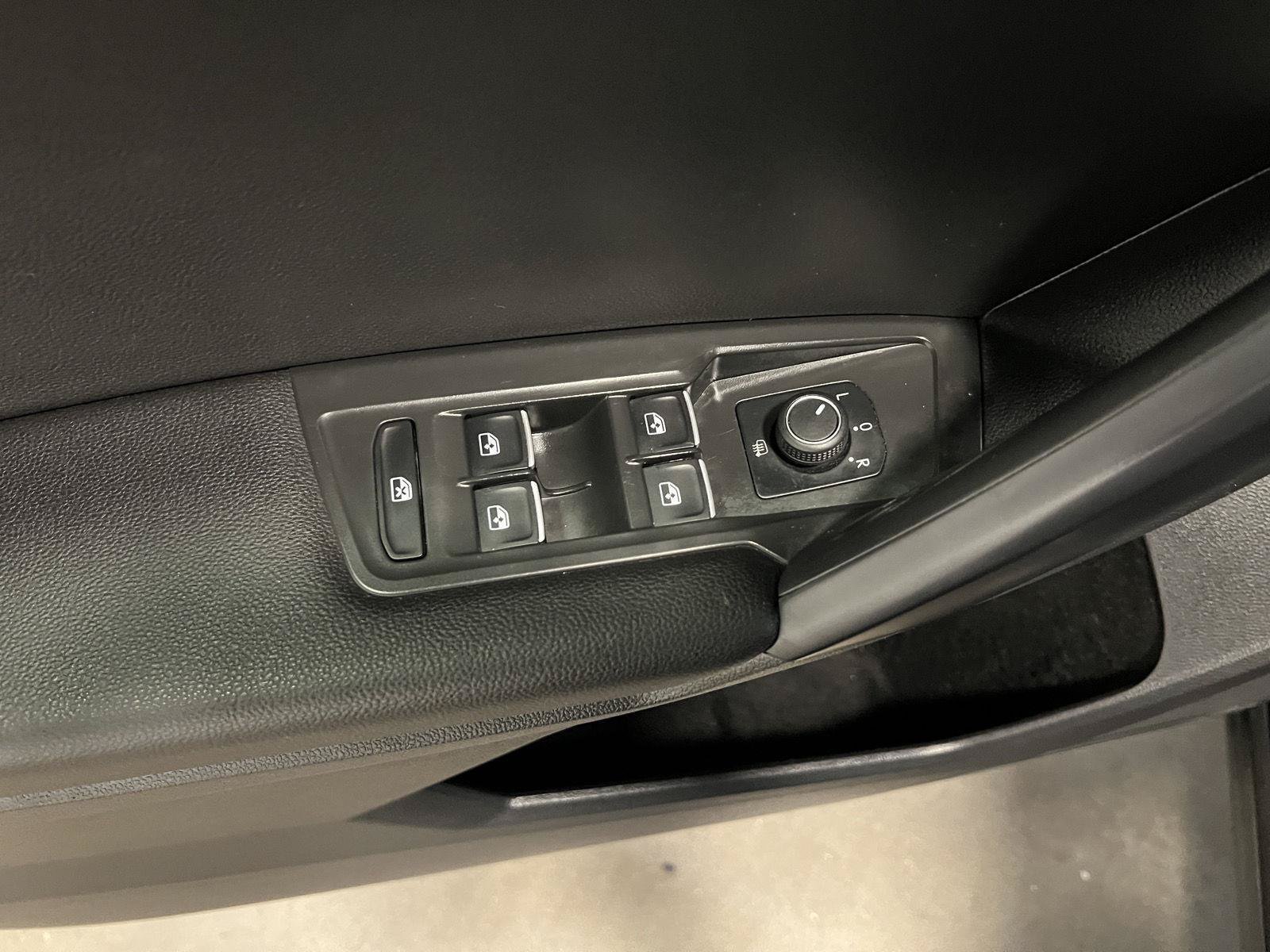 Used 2021 Volkswagen Tiguan SE FWD image 27