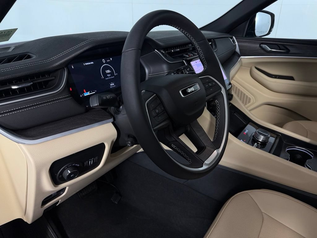 Certified 2025 Jeep Grand Cherokee Limited w/ Luxury Tech Group II AWD/4WD image 12