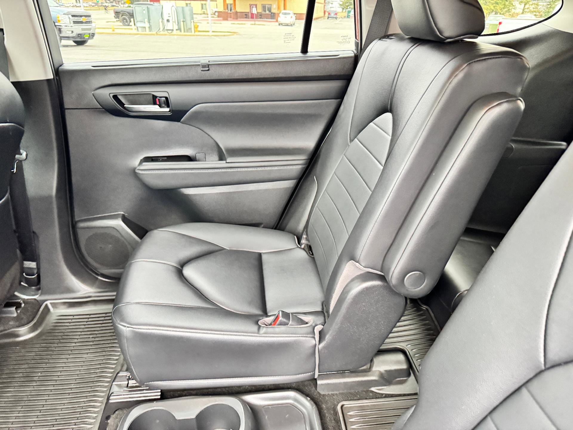 Used 2023 Toyota Highlander XLE image 16