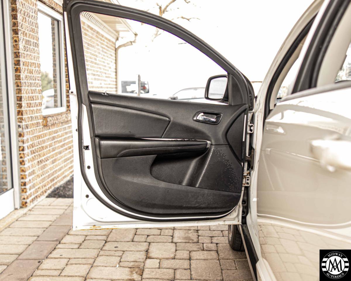 Used 2015 Dodge Journey SXT w/ Flexible Seating Group image 33