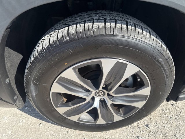 Used 2024 Toyota Highlander XLE image 11