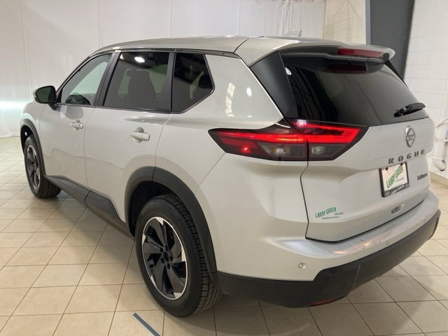 Used 2024 Nissan Rogue SV image 3