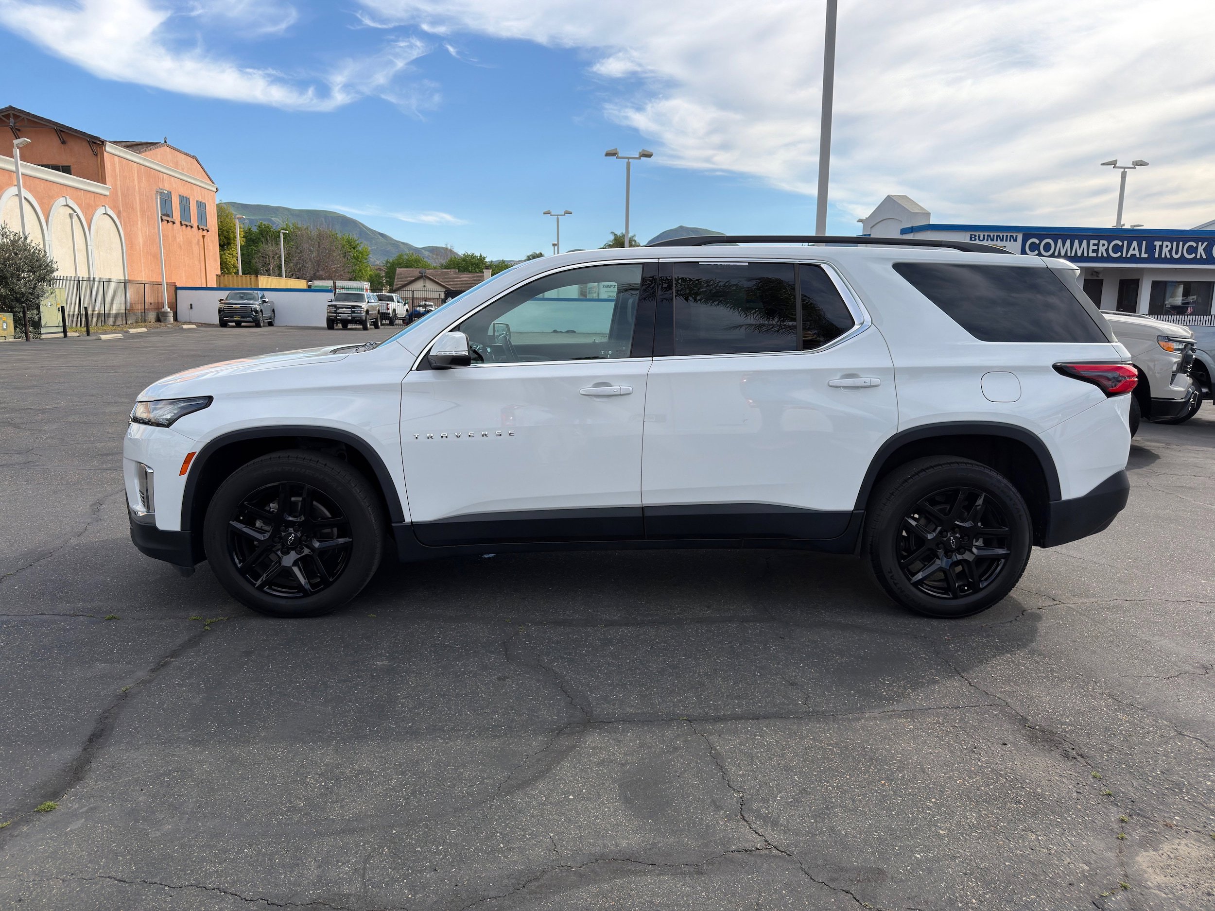Used 2023 Chevrolet Traverse LT FWD image 2