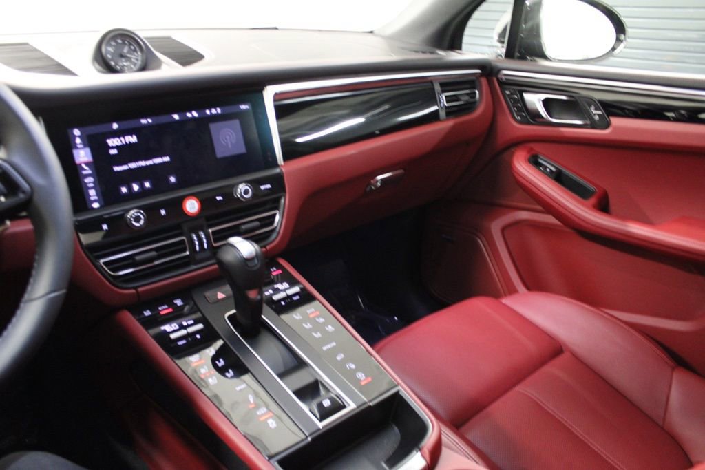 Certified 2025 Porsche Macan AWD/4WD image 26