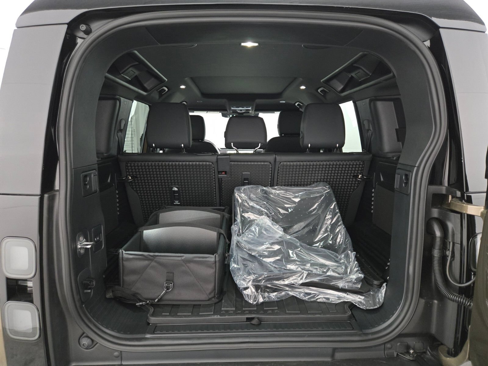 New 2026 Land Rover Defender 110 X-Dynamic SE AWD/4WD image 15