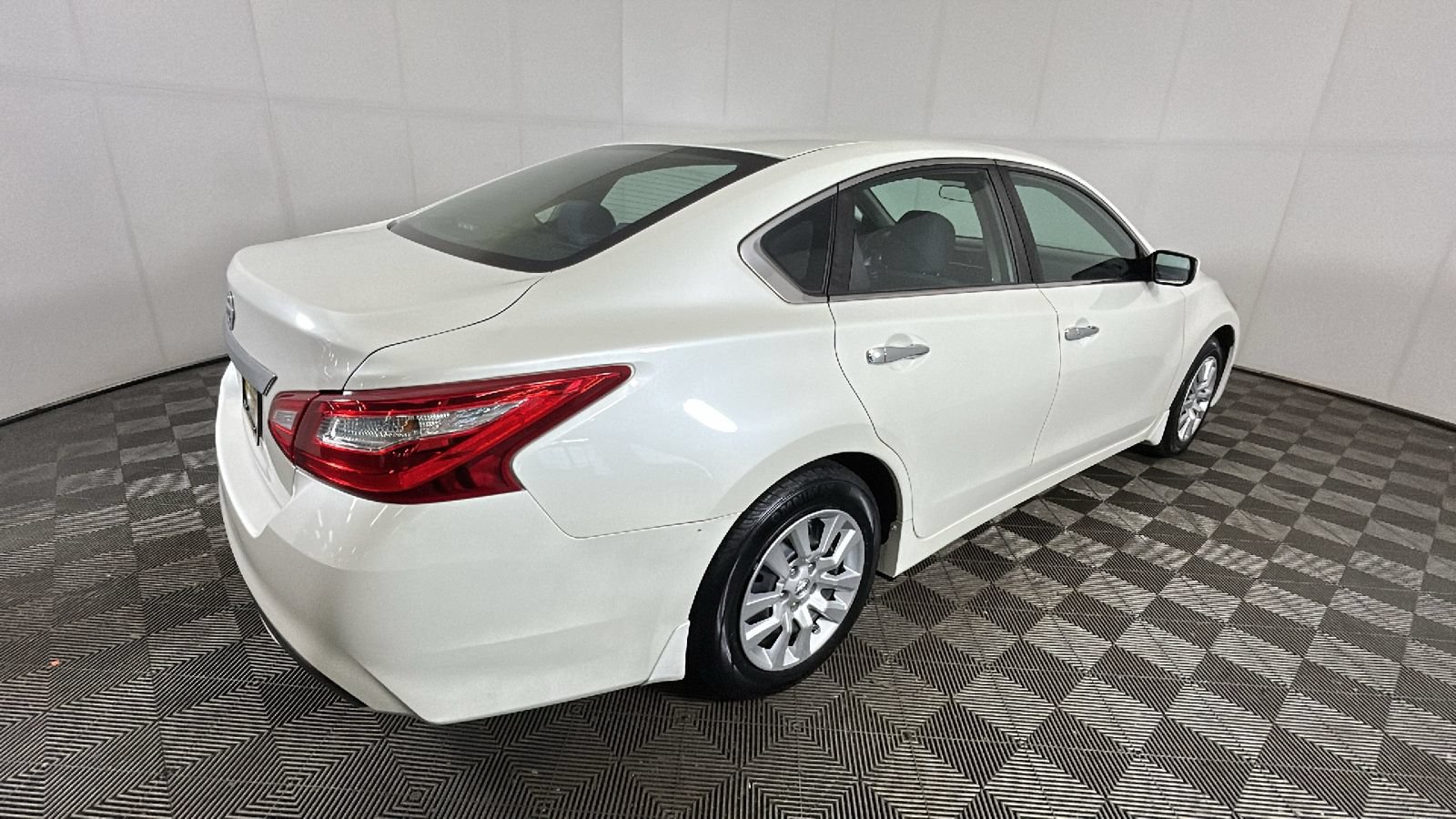 Used 2016 Nissan Altima 2.5 S w/ Power Driver Seat Package FWD image 3