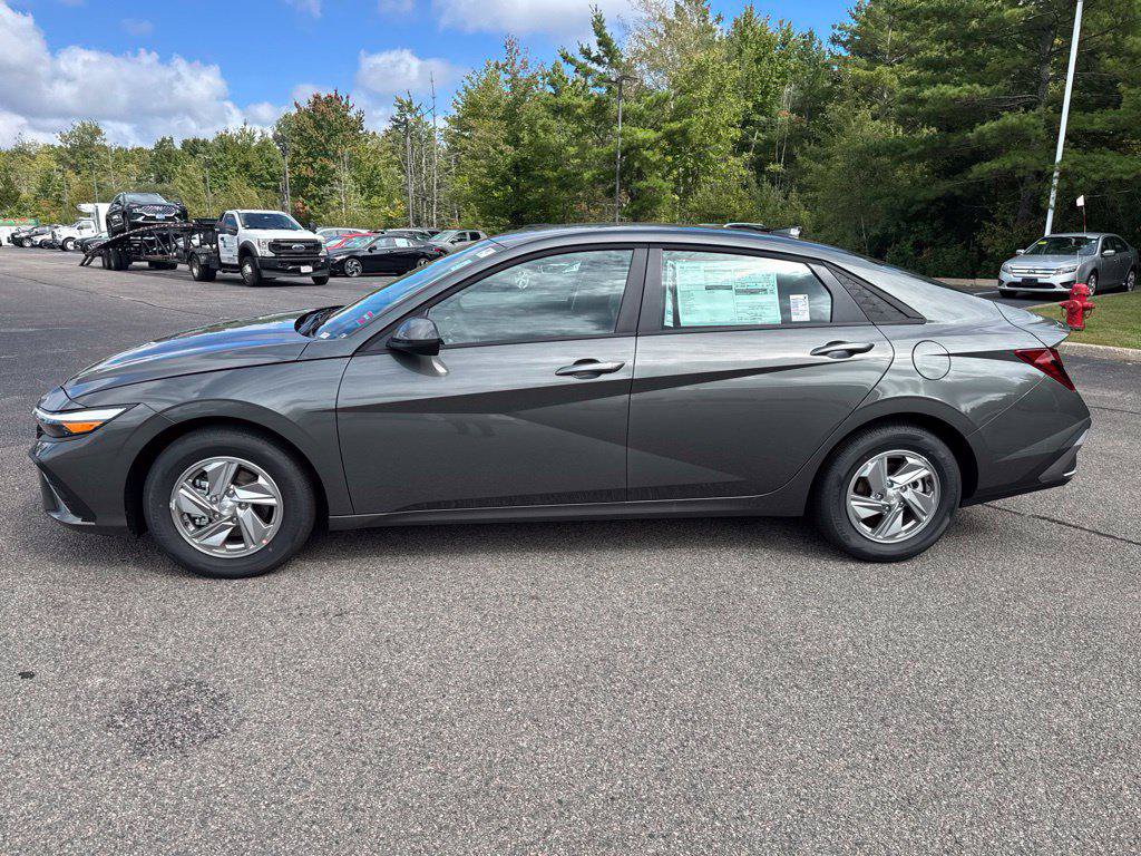 New 2026 Hyundai Elantra SE FWD image 3