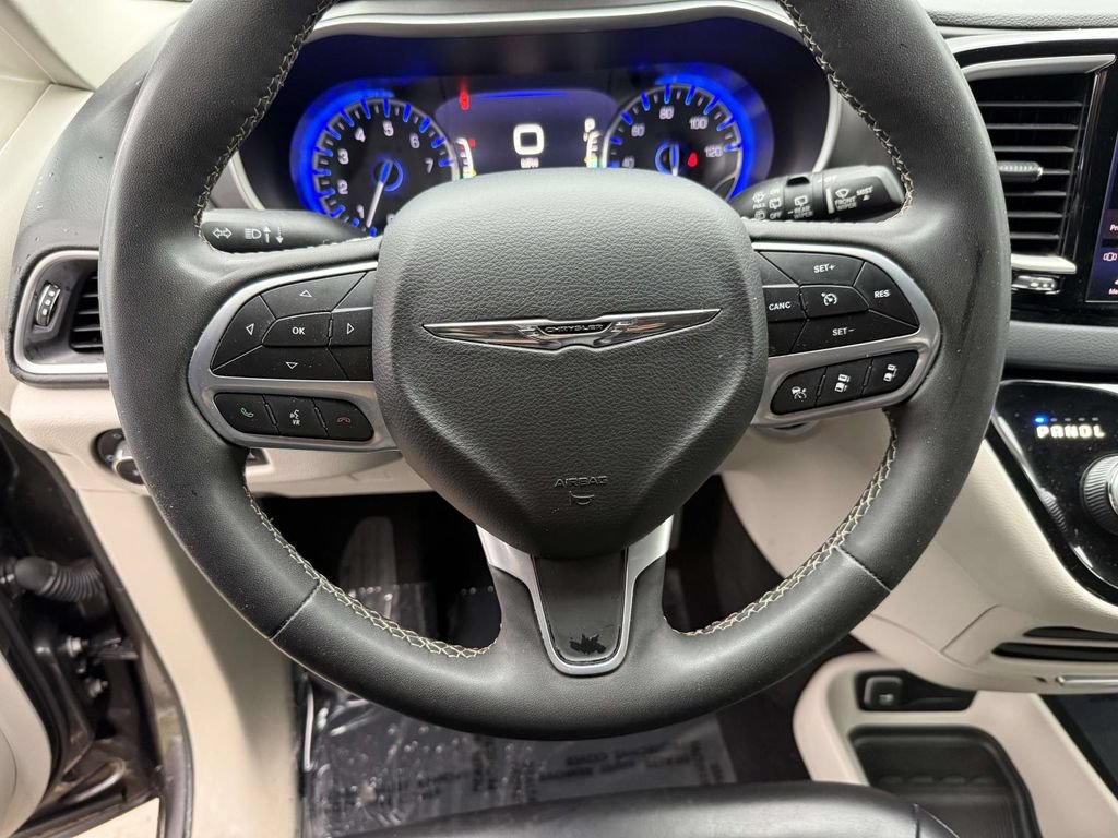 Used 2023 Chrysler Pacifica Touring-L FWD image 20